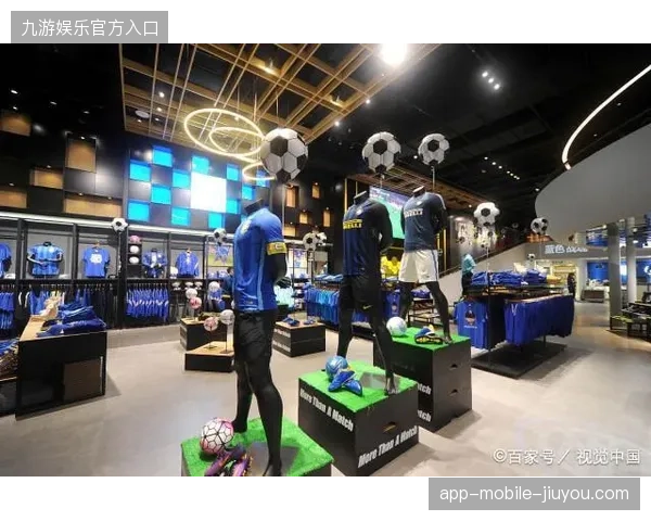奥体中心世界杯衍生品限时店通过预购取货机制彻底取代现场排队采购旧流程